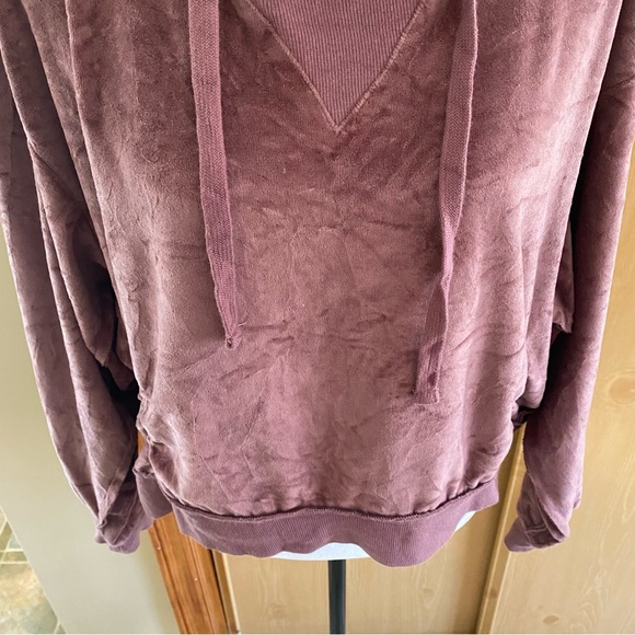 Urban Outfitters • Slouchy Vail Velour Hoodie Sweatshirt in Mauve - Picture 4 of 13